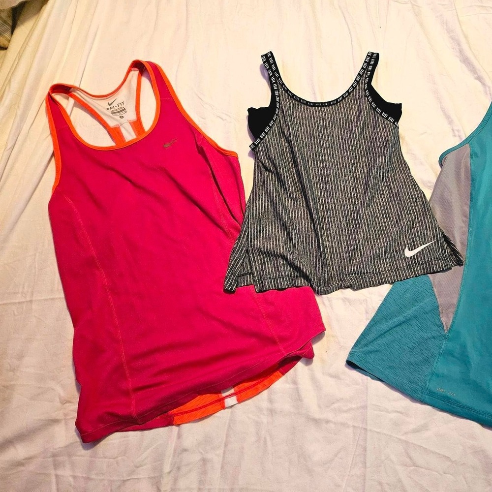Nike bundle 3 tanks. Small